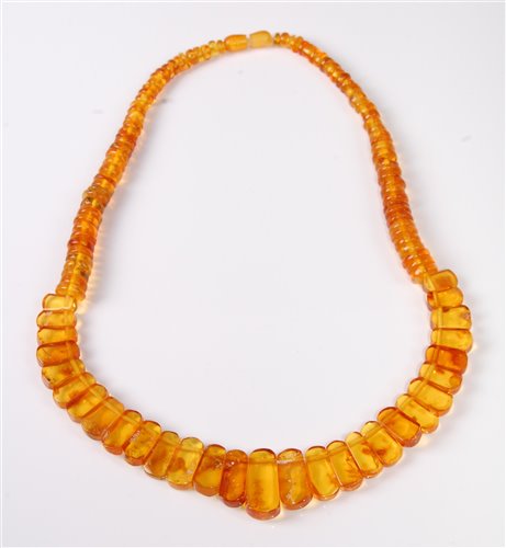 Lot 331 - An amber necklace, the half set graduated...