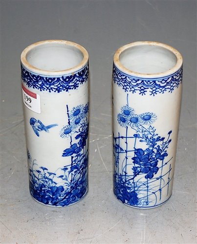 Lot 199 - A pair of Chinese export bue & white...