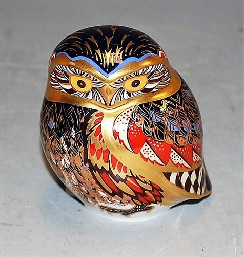 Lot 203 - A Royal Crown Derby table ornament of an owl,...