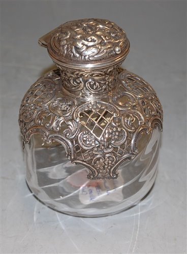Lot 266 - An Edwardian blown glass scent bottle with...