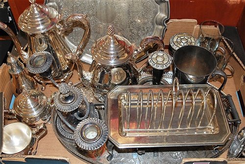 Lot 290 - Assorted plated wares to include toast rack,...