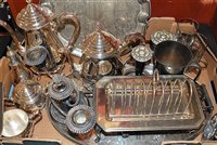Lot 290 - Assorted plated wares to include toast rack,...