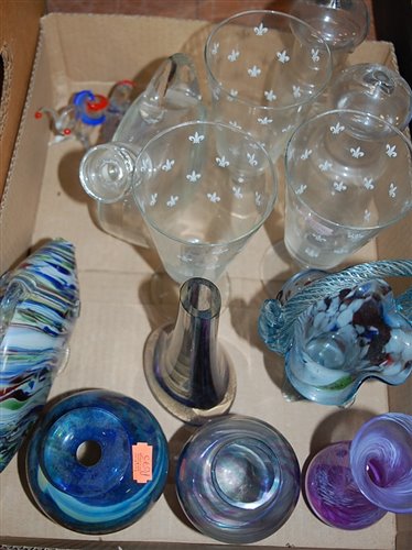 Lot 62 - Assorted glassware, to include spangle glass...
