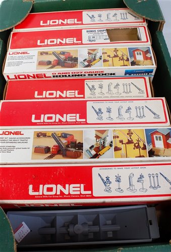 Lot 373 - 7 assorted Lionel plastic bogie hopper wagons...