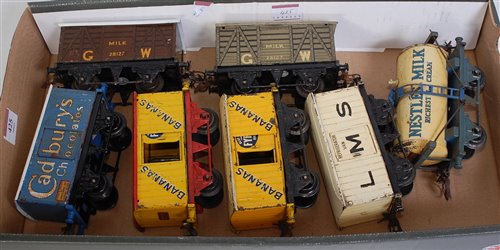 Lot 425 - A small tray of 7 prewar Hornby wagons...
