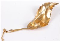 Lot 2661 - An 18ct leaf brooch, the naturalistically...