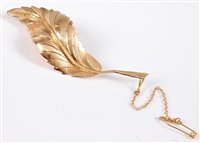 Lot 2661 - An 18ct leaf brooch, the naturalistically...