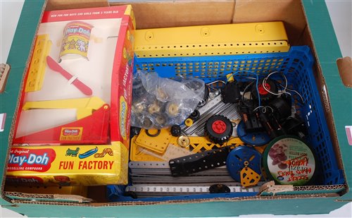 Lot 174 - Large tray containing silver & yellow Meccano...