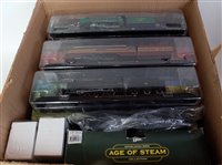 Lot 2695 - 20 various boxed and plastic cased Amer trains...