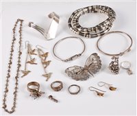 Lot 333 - A quantity of mixed silver and white metal...