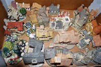 Lot 60 - A box of assorted loose cottage ornaments to...