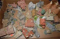 Lot 61 - A box of assorted lose cottage ornaments to...