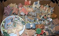 Lot 62 - A box of assorted loose cottage ornaments to...