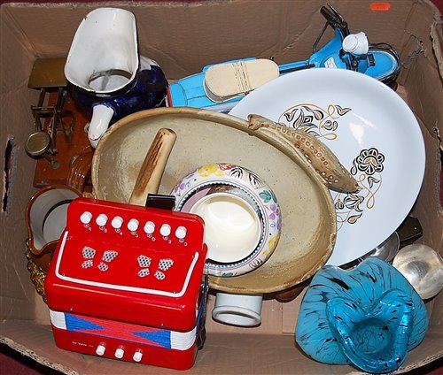 Lot 159 - A box of miscellaneous items, to include set...