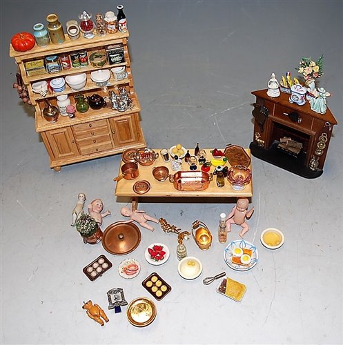 Lot 179 - A small collection of assorted dolls house...