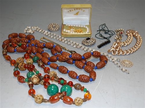 Lot 270 - A box of assorted to jewellery to include a...