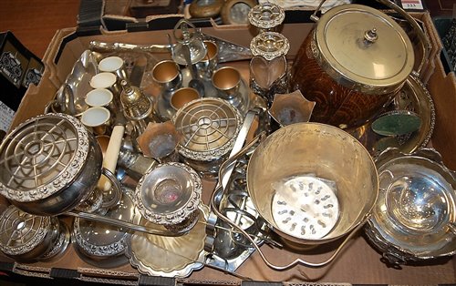 Lot 224 - A box of miscellaneous items to include a...