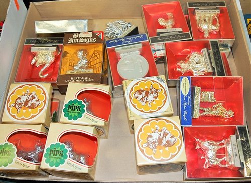 Lot 404 - A single box of various metal miniatures to...