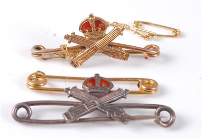 Lot 43 - A 9ct gold and enamelled bar brooch