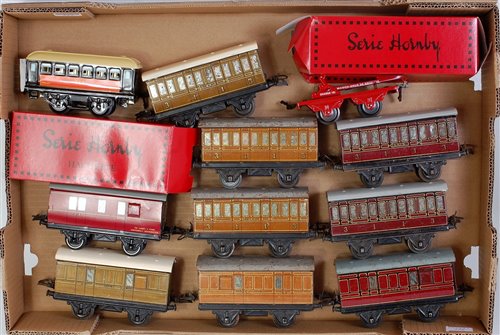 Lot 322 - Large tray containing nine Hornby 4-wheel...