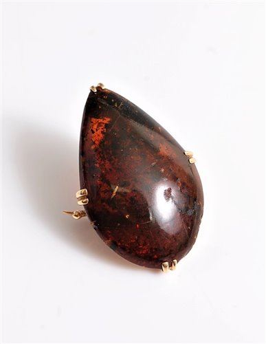 Lot 2502 - An 18ct amber brooch, the pear shaped amber...