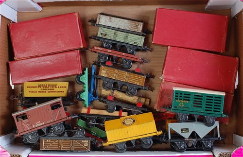 Lot 443 - Large tray containing 19 post-war Hornby...