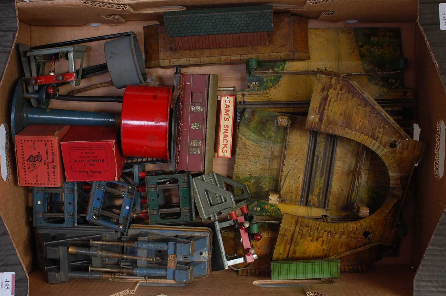 Lot 445 - Large tray containing 12 assorted Hornby...