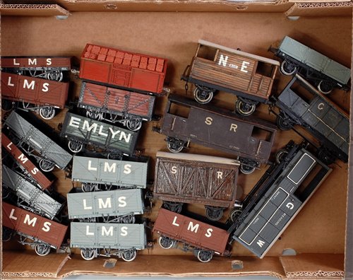 Lot 447 - Large tray 20 assorted wagons mainly kit built...