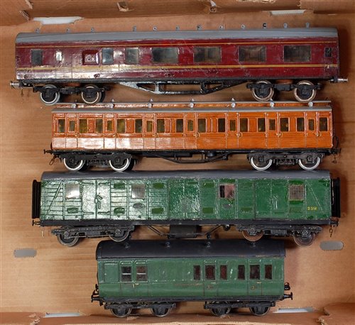 Lot 453 - Large tray containing four bogie coaches,...