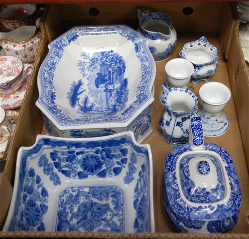 Lot 175 - A box of miscellaneous blue & white to include...