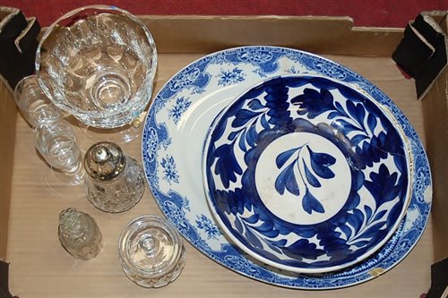 Lot 262 - A box of miscellaneous china and glass ware to...