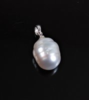 Lot 2581 - A cultured freshwater pearl pendant, the oval...