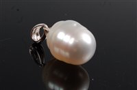 Lot 2581 - A cultured freshwater pearl pendant, the oval...
