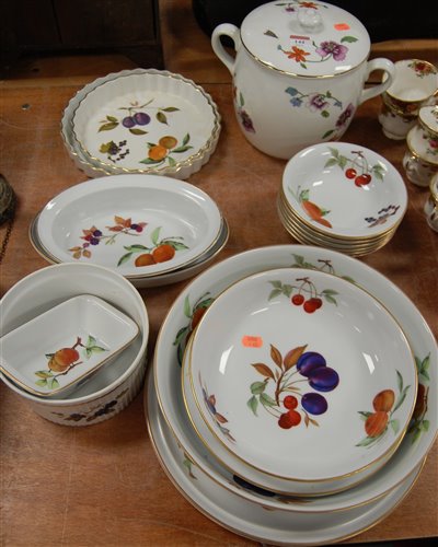 Lot 144 - A quantity of Royal Worcester Evesham table...
