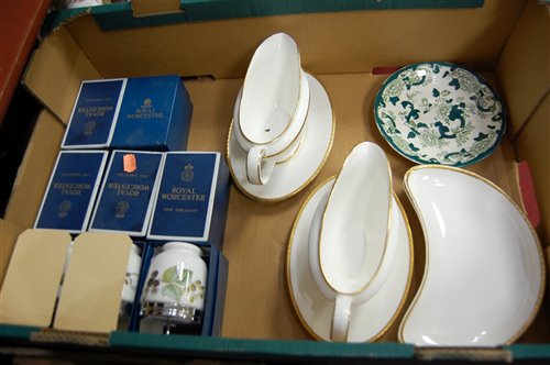 Lot 61 - A box of miscellaneous china, to include boxed...
