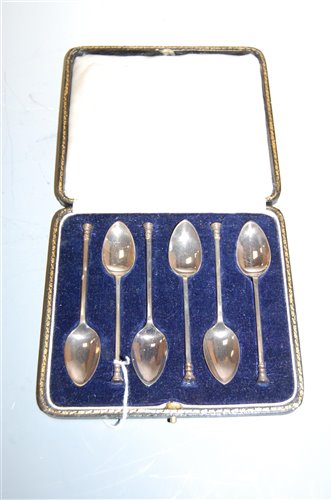 Lot 237 - A cased set of 6 silver seal top teaspoons