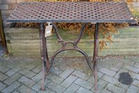 Lot 1166 - An early 20th century cast iron Singer sewing...