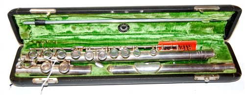Lot 115 - A Boosey & Hawkes Monnig flute outfit No. 14439