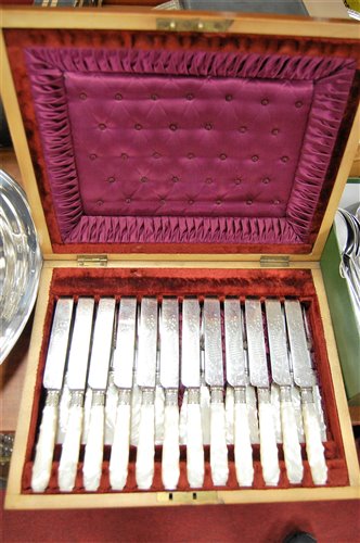 Lot 286 - An Edwardian mahogany cased canteen of silver...