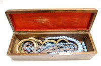 Lot 524 - A box of assorted costume jewellery, to...