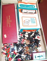 Lot 586 - A mixed lot of metal toy soldiers to include a...