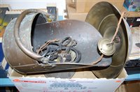 Lot 590 - A single box of various metal ware to include...