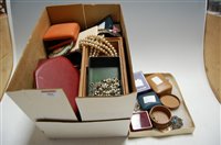 Lot 486 - A collection of miscellaneous costume...