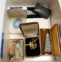 Lot 526 - A small collection of assorted costume and...