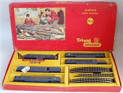 Lot 761 - A Triang RS14 TC series train set containing...