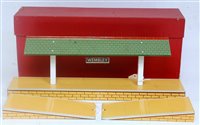 Lot 511 - Hornby 1952-4 island platform with ramps,...