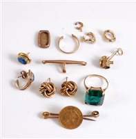 Lot 304 - A 9ct bar brooch set with an 1895 1/2 Pond...