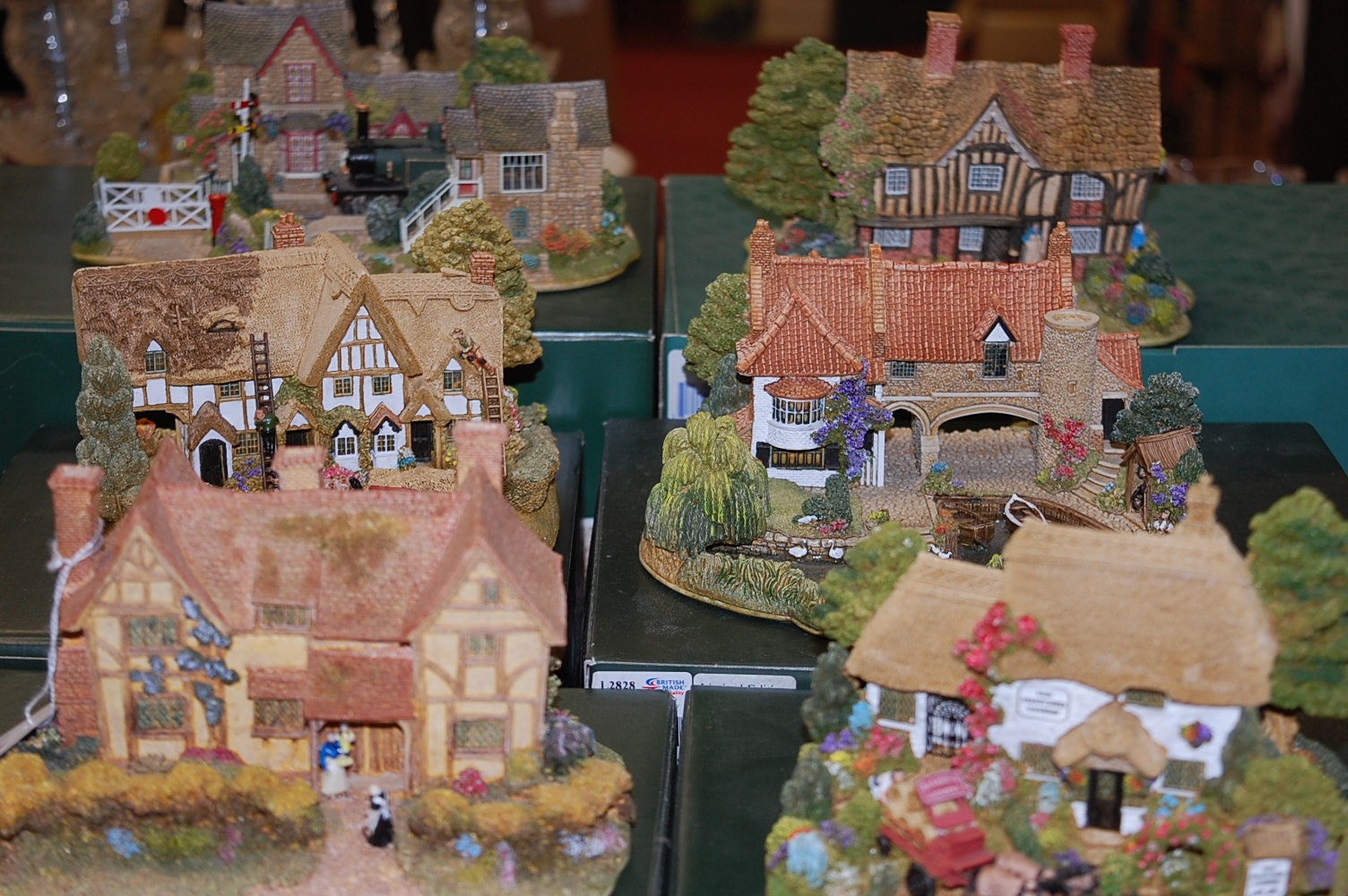 Lot 117 - A collection of six boxed Lilliput Lane