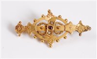 Lot 320 - A 9ct gold, garnet and seed pearl bar brooch,...