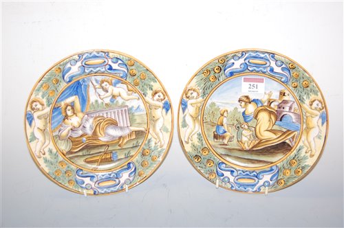Lot 251 - A pair of Italian maiolica plates, dia.20.5cm